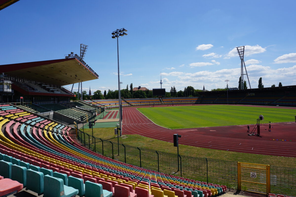 Innenansicht des Stadions von der Tribüne auf das Feld