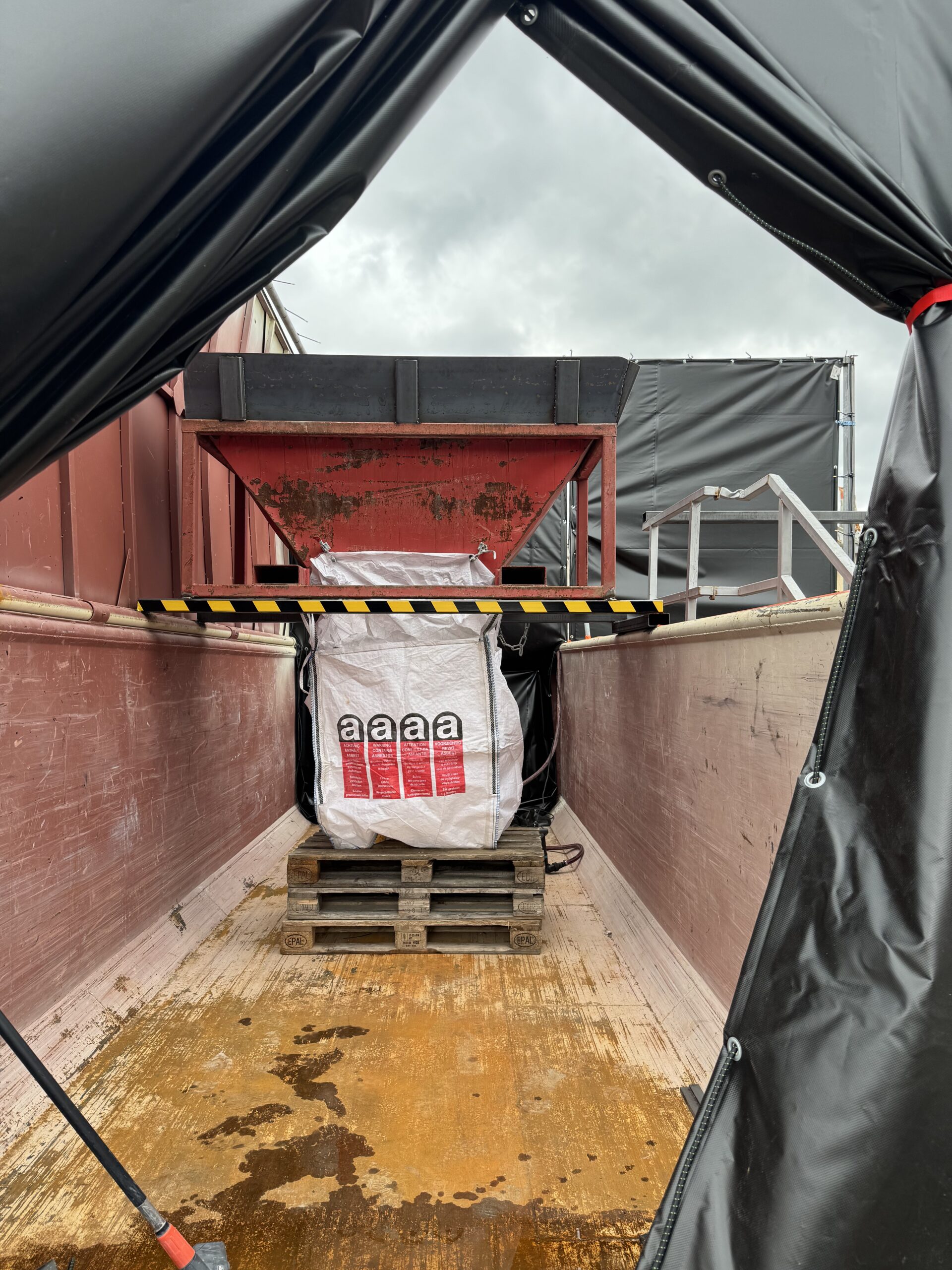 Blick in einen Bauschuttcontainer